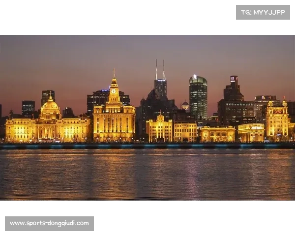 国际青少年足球队员沉浸上海夜景 国际青少年足球队员沉浸上海夜景