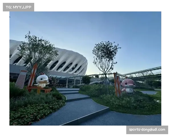 花絮：格拉纳达主场为小球迷提供AR互动游戏，通过手机与现场吉祥物合影